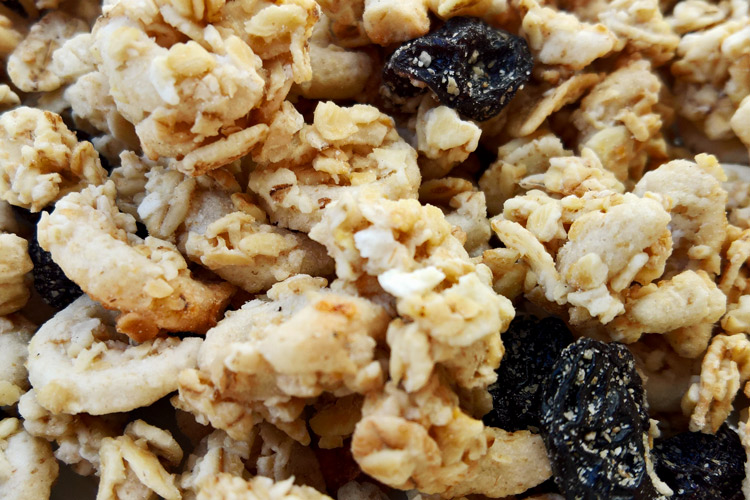 Granola with oats and raisins.