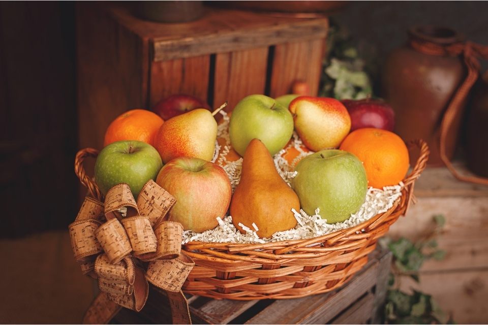 Una cesta de regalo con fruta, un regalo saludable.