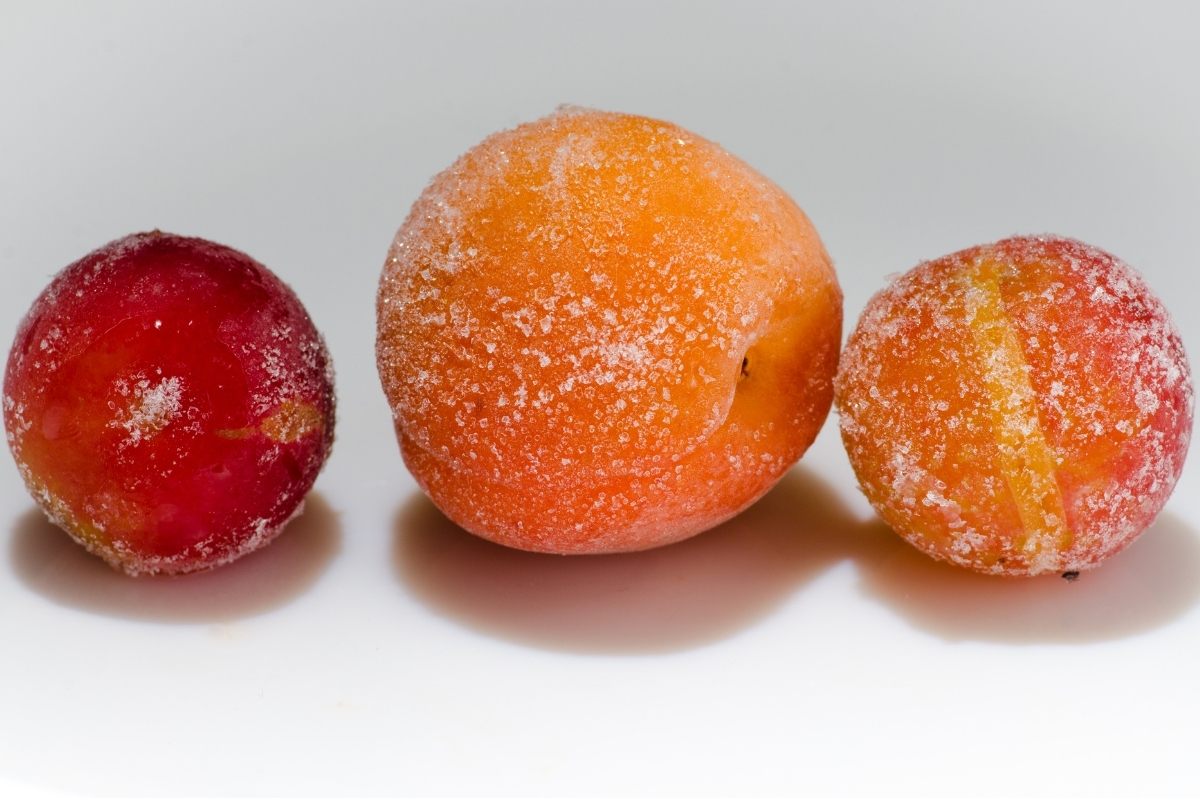Frutaa escarchada con azúcar.