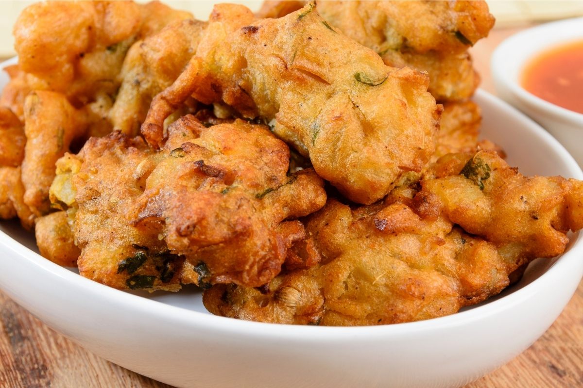 Fried pakoras in a serving dish.