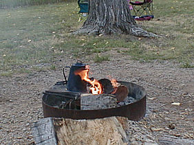Cafetera quemándose en una cocina de campamento.