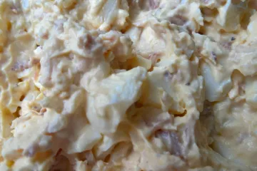 Ensalada de huevo duro y panceta frita.
