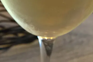 Una copa de vino blanco fr'io.
