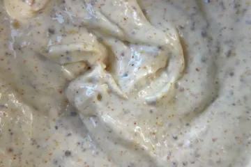 Detalle de un aliño de mayonesa a la mostaza.