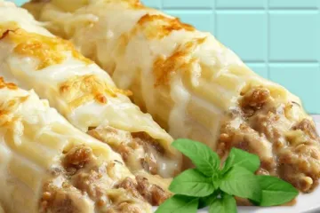 Canelones de carne con bechamel.