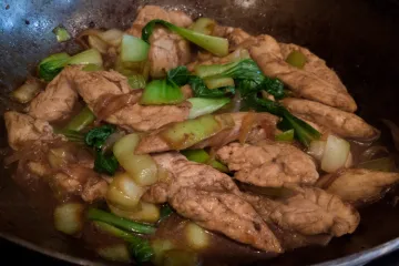 Pechuga de pollo salteada en el wok.
