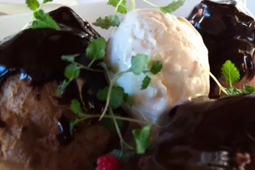 Profiteroles con melisa.