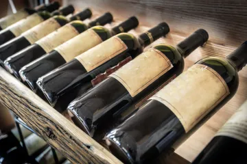Botellas de vino añejo tumbadas.
