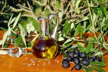 Aceite de oliva y aceitunas.