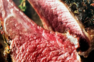 Chuleta cortada del costillar de cordero a la costra.