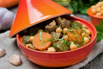 Tajín de vacuno con garbanzos y hortalizas.