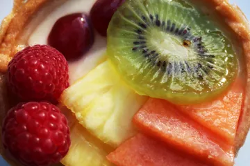 Tartaleta de frutas con crema pastelera.