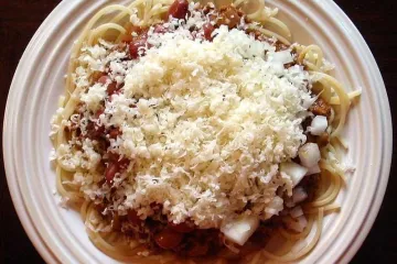 Chile al estilo de Cincinnati sobre pasta.