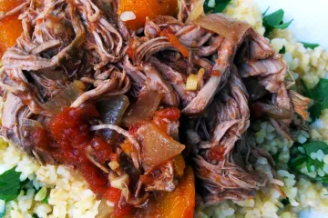 Cordero shawarma con cuscús y hortalizas mediterráneas.