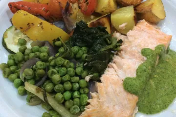 Salmón escalfado con salsa de hierbas.