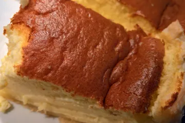 Pastel de suflé de queso, parte superior.
