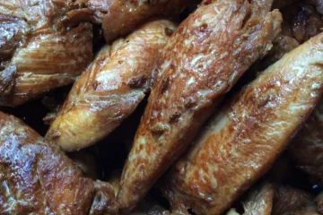 Detalle de pollo en salsa teriyaki.