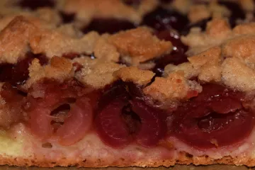 Trozo de tarta de cerezas.