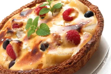 Tarta de mermelada, fruta y crema inglesa.