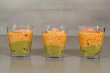 Aperitivo con capas de cangrejo y aguacate en vasos pequeños.