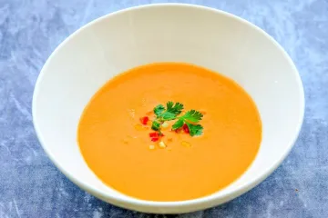 Puré de lentejas rojas en un cuenco.