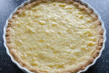 Tarta rellena con crema de piña y coco y piña machacada.