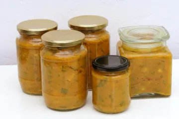 Varios tarros de vidrio con picalilli.