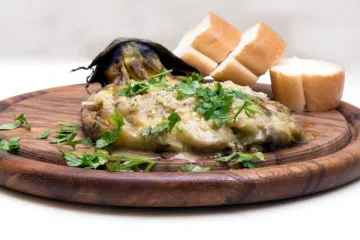 Berenjena asada con tahini.