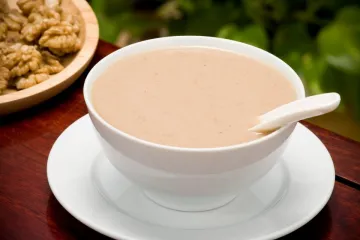 Un cuenco con crema fina de nueces.
