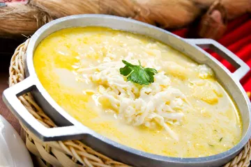 Locro, una sopa ecuatoriana de patata y queso.