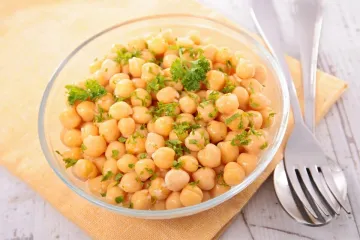Una ensalada simple de garbanzos en vinagreta.