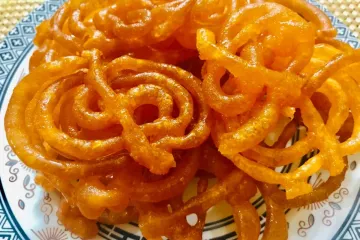 Jalebi, fritos y almibarados, en un plato.