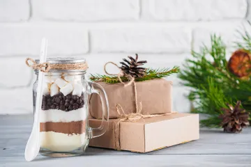 Tarro con los ingredientes para hacer chocolate caliente con malvaviscos, al estilo anglosajón.