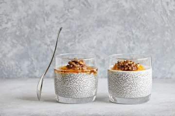 Dos postres individuales de chía con calabaza y nueces.