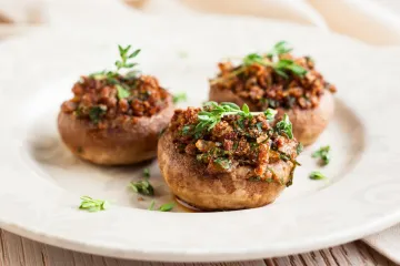 Un plato con champiñones rellenos