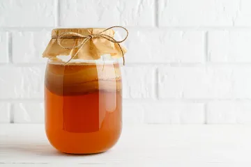Un tarro de kombucha casero con su capa de SCOBY.