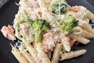Pasta a los dos salmones en un plato.