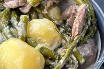 Cordero a la pastora con patatas y espárragos.