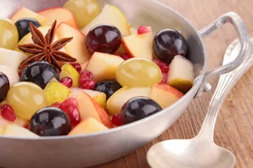 Ensalada de frutas otoñales aromatizada con anís estrellado.