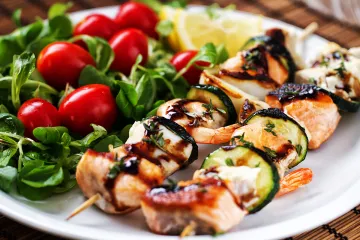 Brochetas de rape, salmón y langostinos.