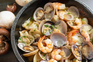 Sartenada de setas, almejas y gambas.