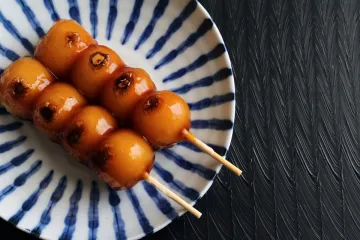 Dango tostado con salsa dulce, mitarashi dango.