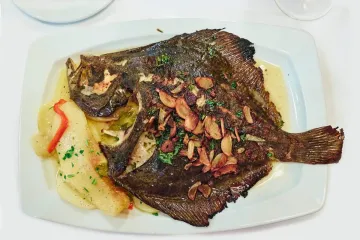 Un rodaballo entero cocinado a la donostiarra.
