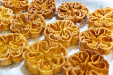 Flores de masa frita o flores de carnaval.