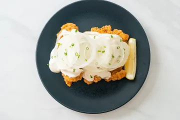 El pollo con nieve de cebolla hecho con salsa de cebolla al comino.