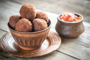 Albóndigas mexicanas fritas con salsa fresca.