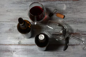 Vino tinto de Jumilla elaborado con uvas Garnachas y Tempranillo de color rojo rubí y sabor afrutado.