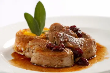 Medallones de cerdo con salsa al oporto y un molde de puré de patata y zanahoria.