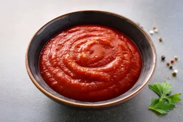 Un cuenco con salsa de tomate clásica, la que se usa como base para otras salsas.