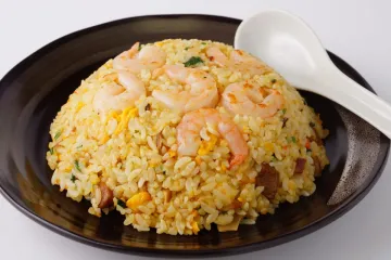 Yakimeshi con gambas en un cuenco.